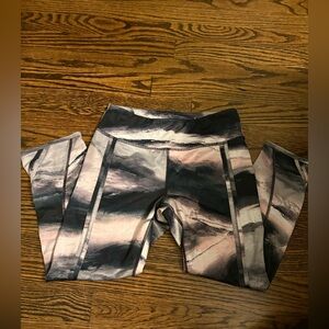 Marble-Print Leggings in Black & Pink